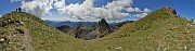 53 A sx omone (2340 m circa) a dx cima del Ponteranica centr. (2372 m)